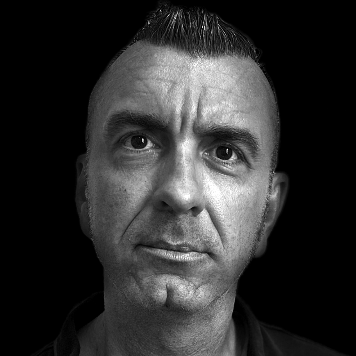 Scatto del CTO di N&P Tech, esperto nello sviluppo di software personalizzati e gestionali assicurativi